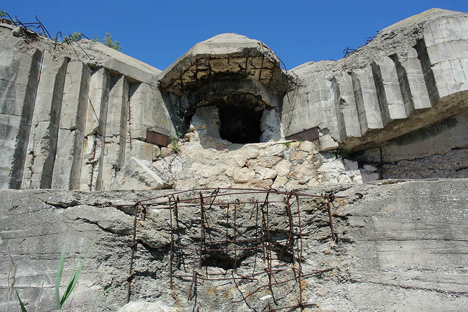 Blockhaus à la Pointe de la Convention (Île Sainte-Marguerite), endommagé par les tirs alliés en août 1944