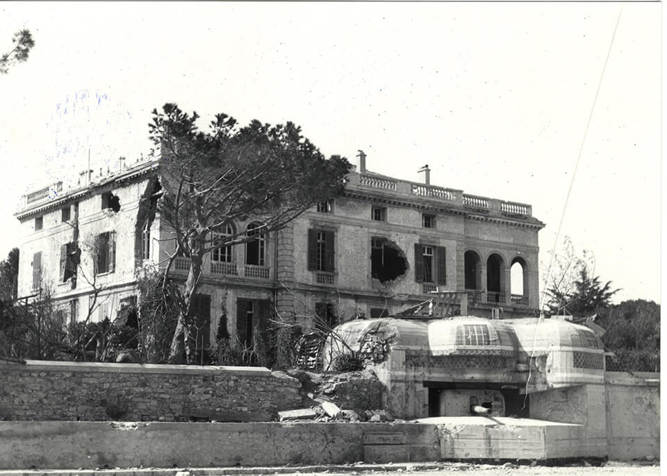 Dégâts des bombardements de la Pointe Croisette (août 1944) : la villa La Corne d’Or et un blockhaus allemand, touchés par les tirs