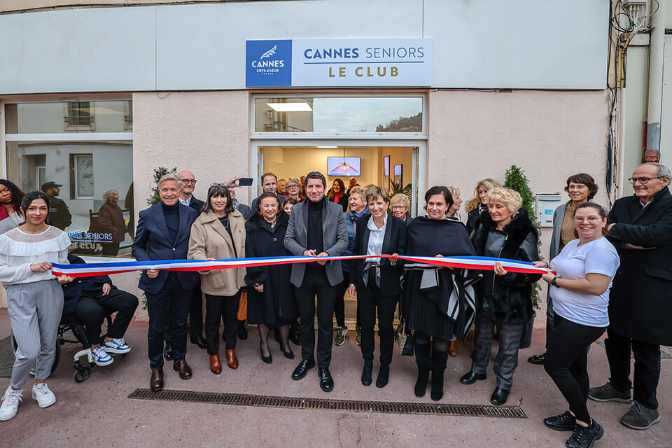 Lundi 8 janvier 2024, David Lisnard, maire de Cannes, et Laurence Peirano, présidente de Cannes Seniors Le Club (ex-Cannes Bel Âge), ont inauguré le Club La Bocca, rénové et embelli, situé 25 avenue Michel Jourdan. 